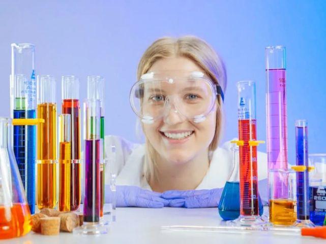 1生物科学,也称生命科学专业,包括了生物科学和生物技术两个专业方向